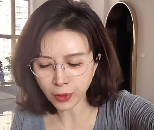 金巧巧家里换了一个新保姆保姆炒的肉金巧巧吃了一口后说：“这个肉有点老了。”保姆