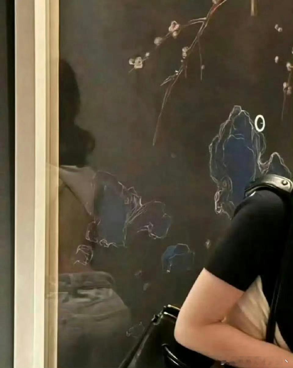 虞书欣背后的镜子曝露了她的着装，女明星还是要多注意保护隐私啊