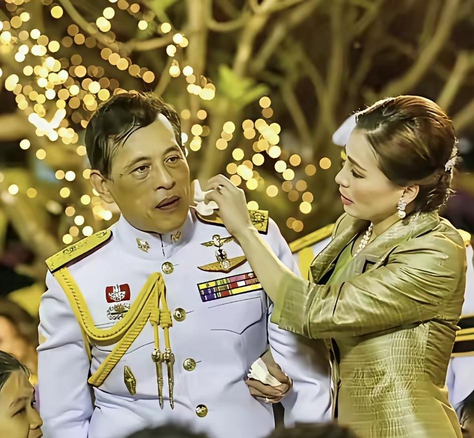 ​泰国民众很羡慕泰国国王娶了一个非常优秀的​王后，苏提达王后，这对他来说可是晚年