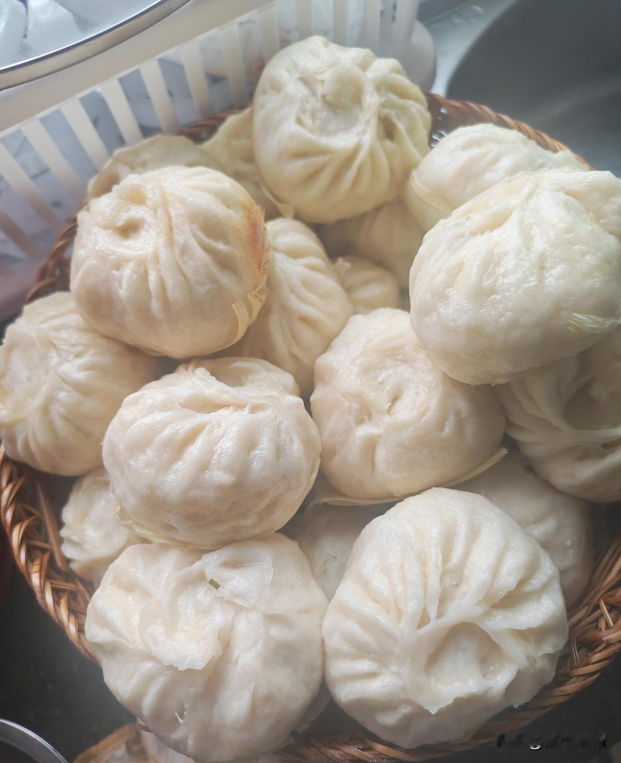 忙了整整一上午，两个锅蒸，共做了近四十个包子，近四十个馒头。如果都是我们自己吃，
