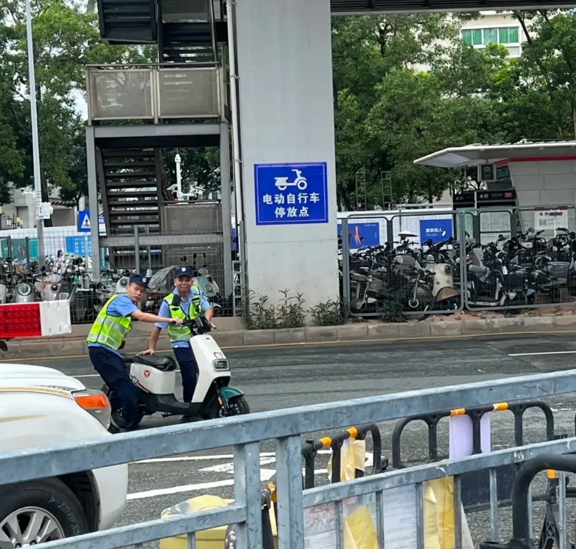 深圳政府终于出手了，这一次没有一个电瓶车能躲得过。交警虽然干活很辛苦，但是嘴角依