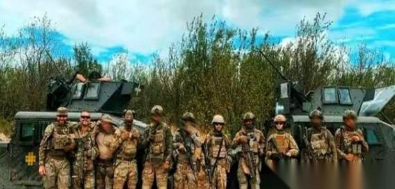 游戏规则，说变就变了。前一天还当他们是宝贝疙瘩的“国际友人”，一夜之间，全成了