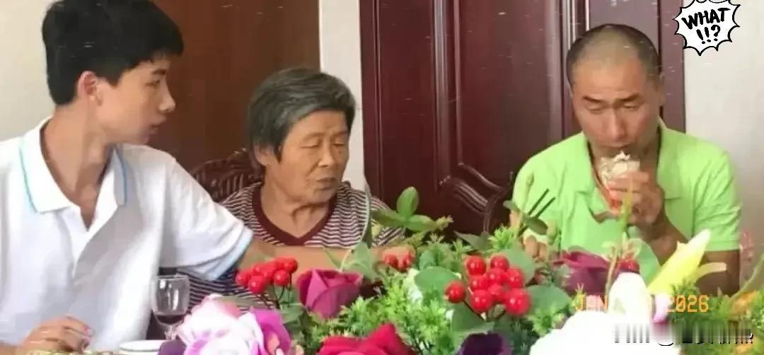 庞众望说，我爸教我的，比书本还多。庞众望的父亲庞向东患有严重的精神分裂症，