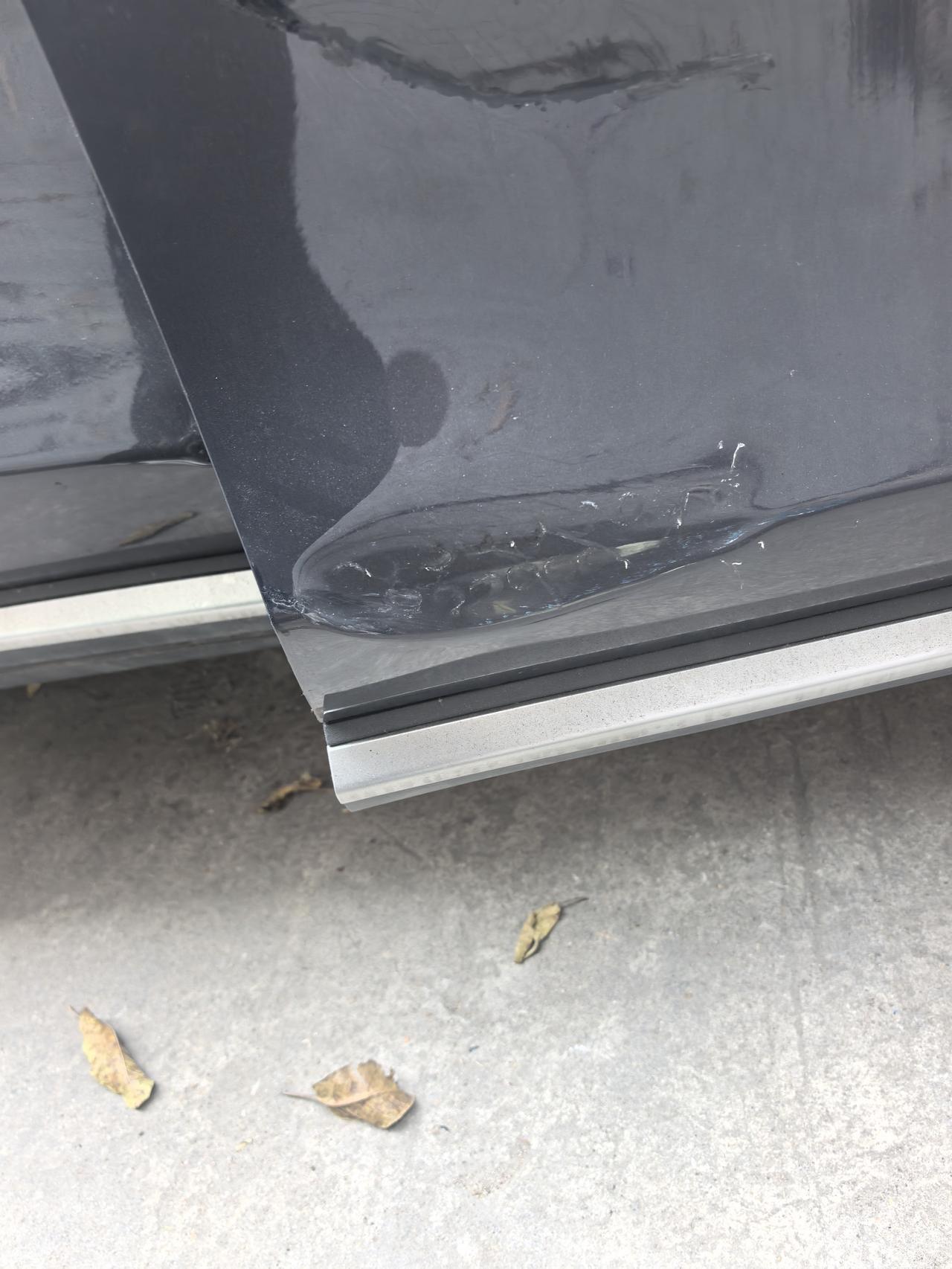 好家伙，比亚迪的用料也太厚道了。所以我们开车的时候不小心撞瘪了，想把它顶出来，