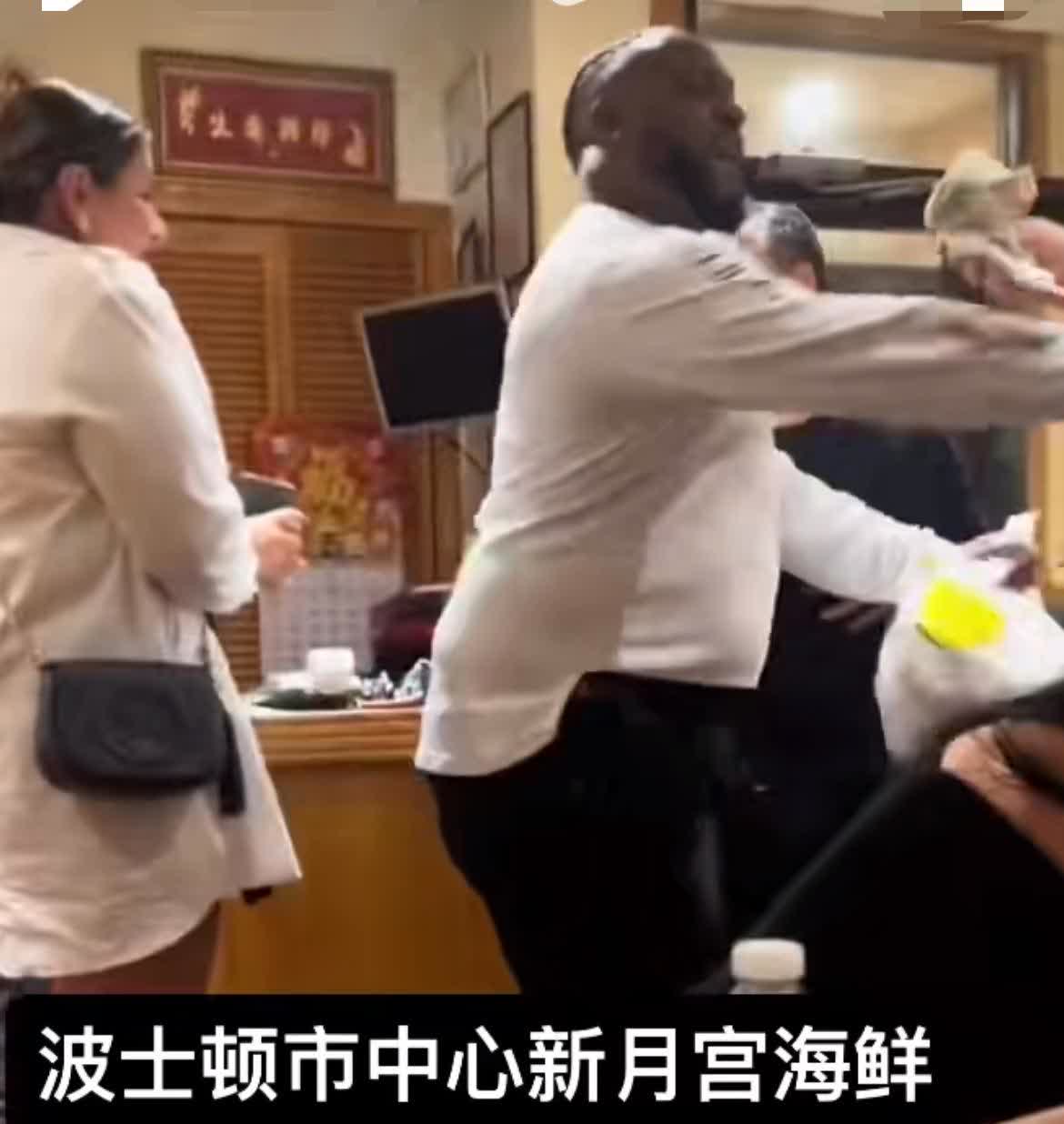 吃霸王餐还打包！美国一个非裔在华人餐厅豪吃300多美金的海鲜，吃饱喝足说了句“我