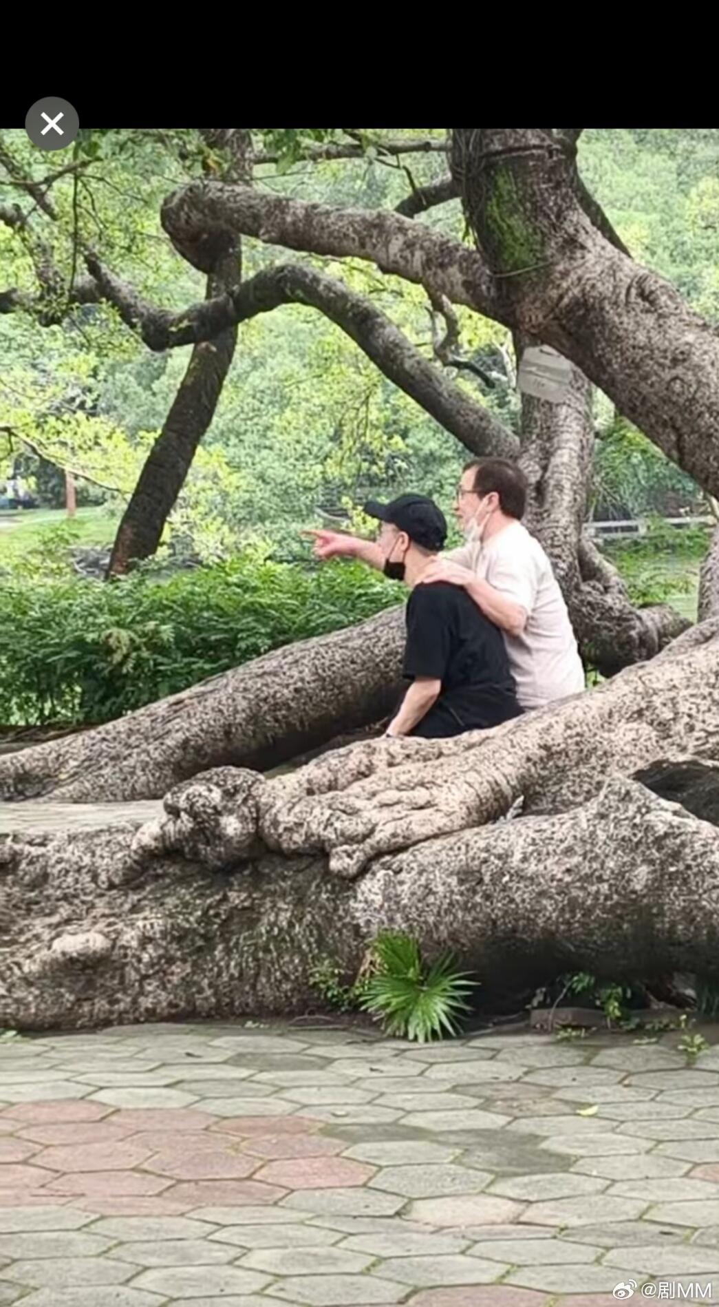 惠州偶遇成龙和儿子网友在惠州偶遇成龙和儿子，这一生被儿子拖后腿了啊。成龙和儿子久