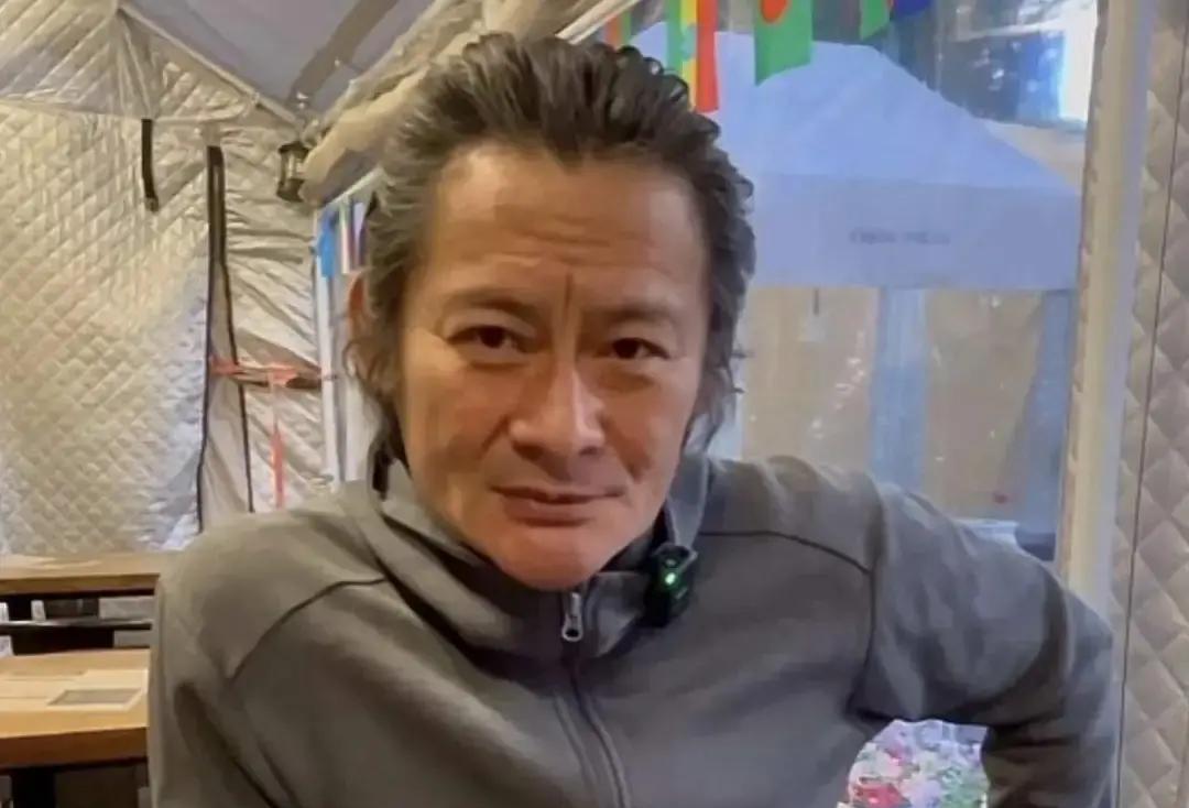 56岁，脸像70岁。真相就两字：酒、烟。上个月见于谦，眼袋垂得能装花生米。