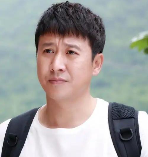 正在播出的电视剧《藏锋》中，演员张国强，在剧里叫赵国华，是某市公安局宣传处处长，