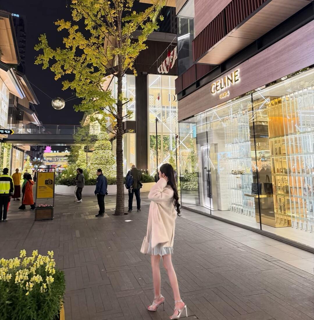 夜晚的繁华街景，Celine店铺前的时尚少女