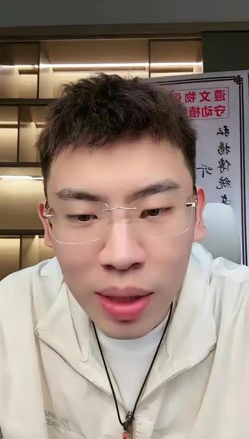 听泉赏宝一觉醒来，收到两个消息一个是坏消息，另一个也是坏消息。第一个坏消息：炒股