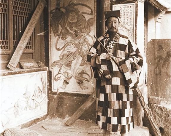 1957年，全国道教协会会议上，朱德请救下狼牙山五壮士的李圆忠道长到解放军医院任