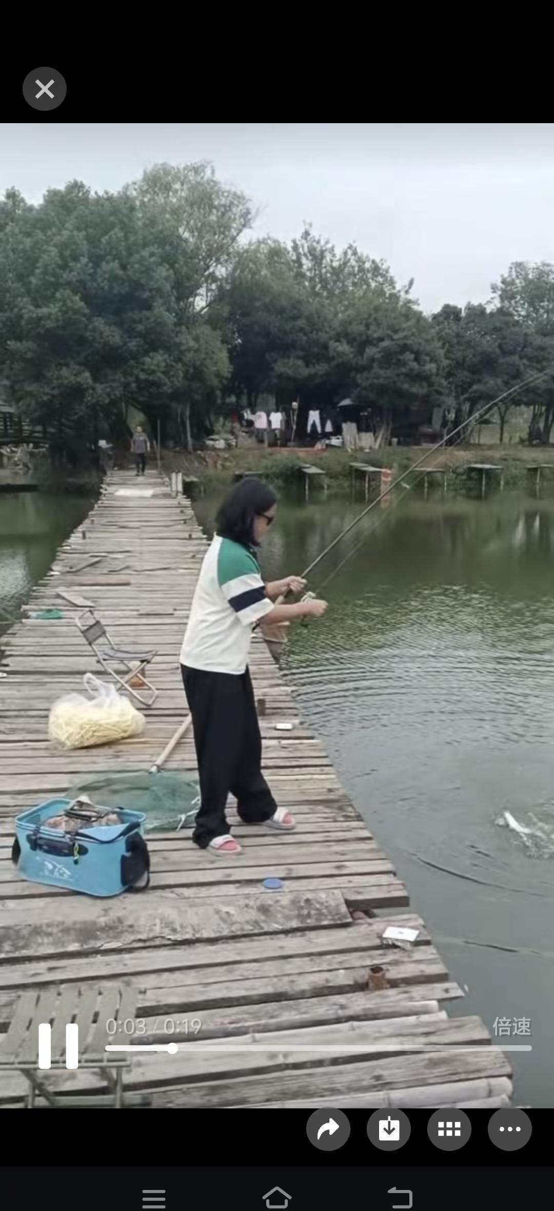 爸爸给闺女买了一根粉到发光的钓鱼竿，299块，轻得像根羽毛，还带电子屏防炸线。