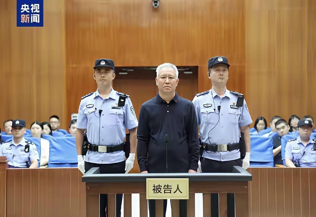 许家印，其实就是这个时代的牺牲品，他就像一个占山为王的强盗，强盗十恶不赦，该杀，