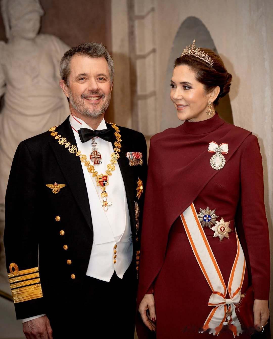 国王夫妇在立陶宛🇱🇹的晚宴，王后的造型还是比较出彩的（虽然水花不大），酒精的