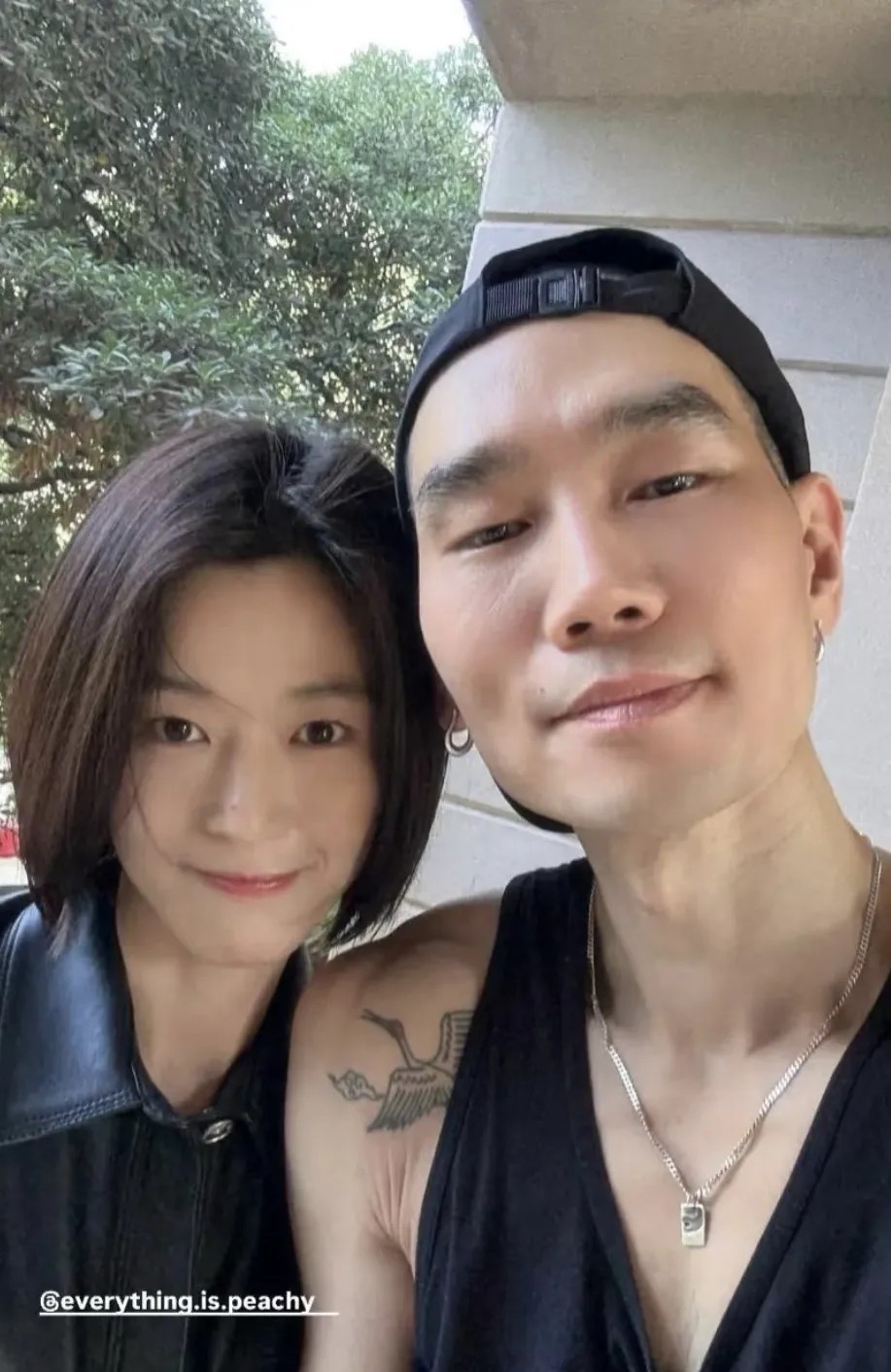 43岁的全智贤剪了短发，寓意重新出发。最近她的老公因为炒币亏了150亿，
