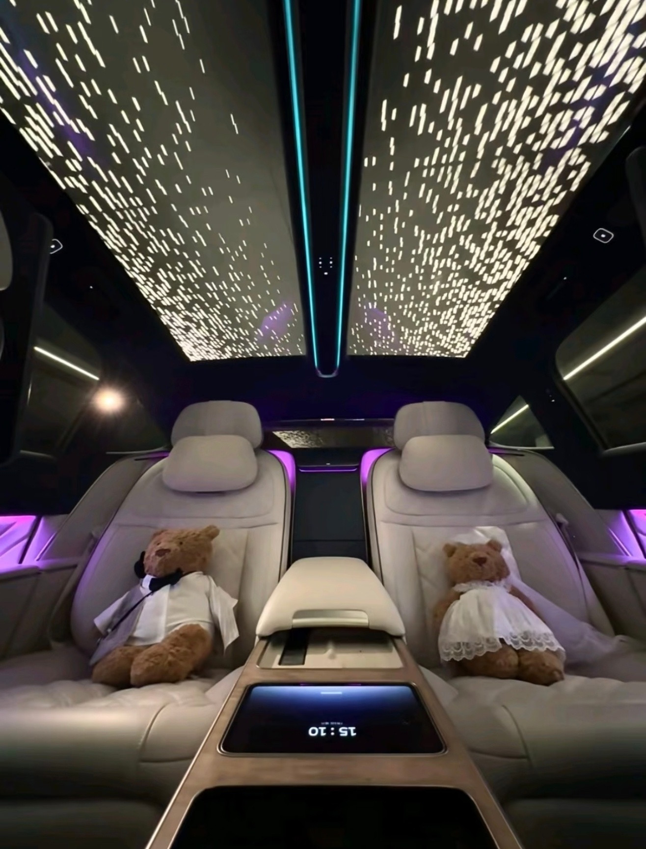 这种穹顶天幕设计我第一次见是在埃尔法上然后就是ET9，再到今天ES9足够别致蔚