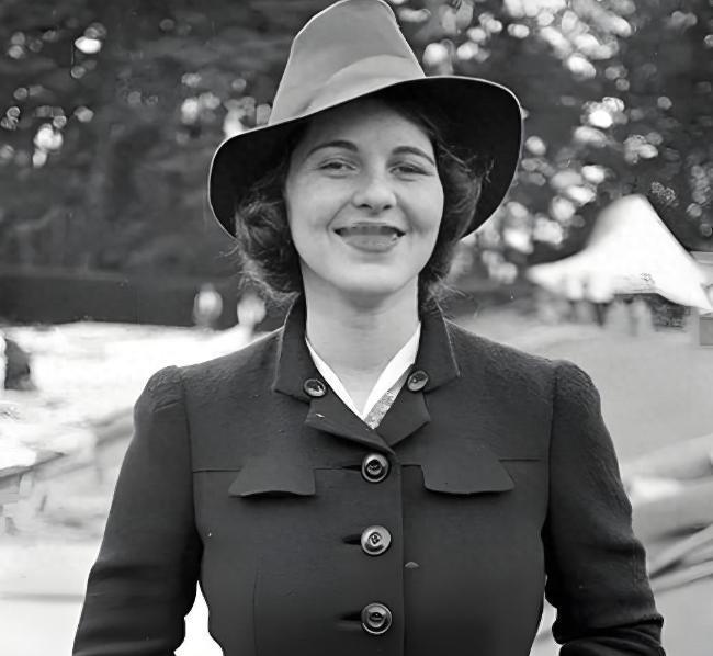 1941年的某个深夜，一位23岁的年轻女子被推进手术室。她清醒着，只服用了少量镇