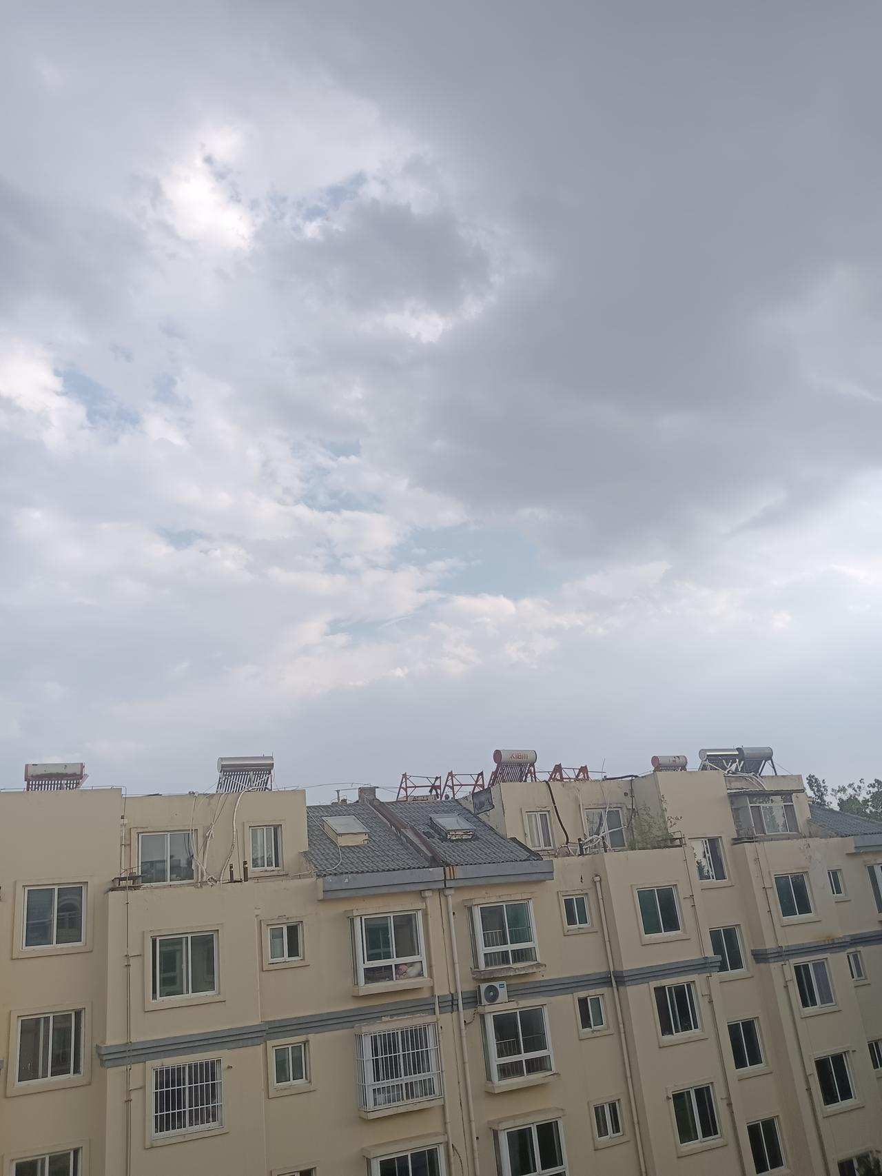 奶奶说现在的孩子真难养啊，又是青春期，又是叛逆期的，也不知道是谁发明了那么多期，