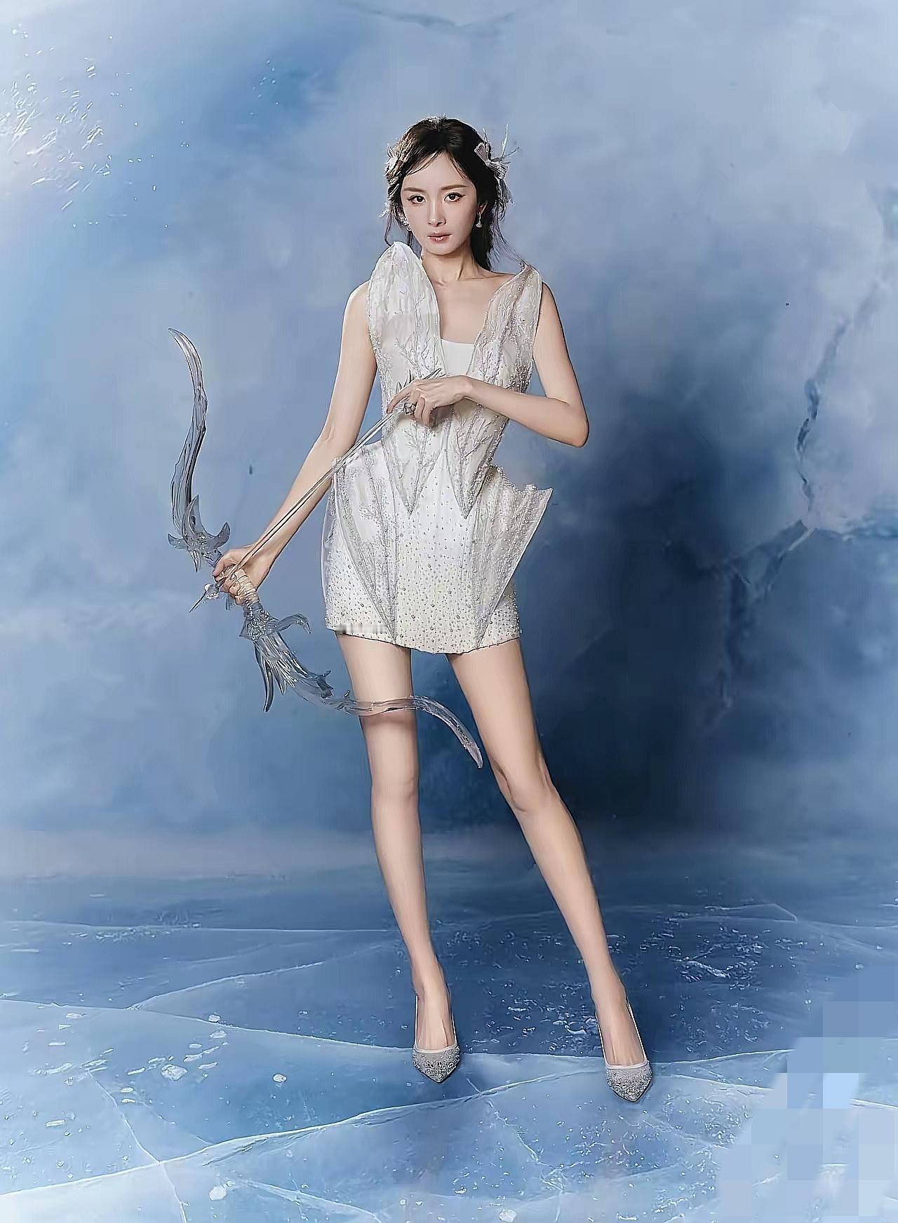 不得不说，王者荣耀这回又赢麻了，杨幂简直是他们的“行走流量密码”。连续三年