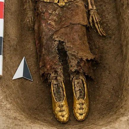 哈萨克斯坦曼格什拉克半岛卡拉卡巴克墓地一座距今1500年的贵族女性墓葬的图片和新