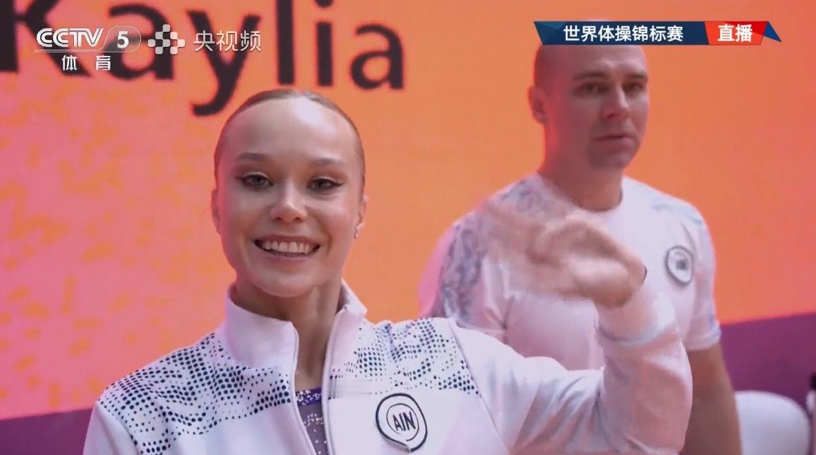 女子高低杠内摩尔🥇梅尼尔科娃🥈杨凡予微🥉15.566分太强了[笑着哭]