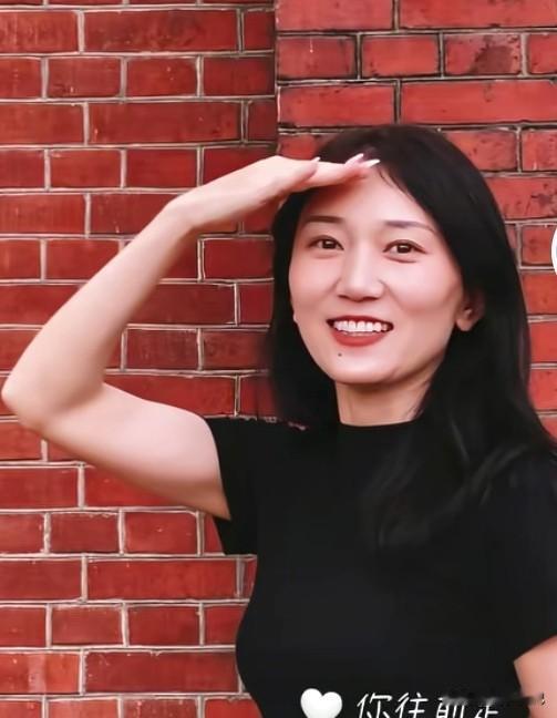 林丽眼里有光了，在韩国像变了一个人似的。看来她确实应该出国散散心了，看看外面的世