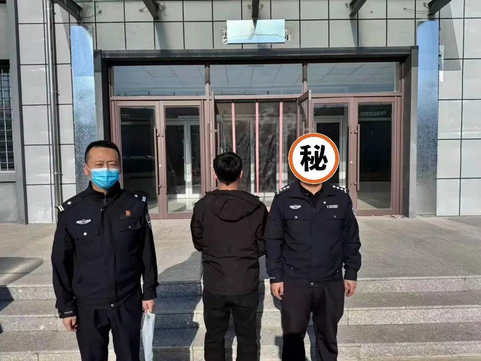 “喂，110吗？我举报个人。”“举报谁？”“我自己。我没驾照，正开车呢。”