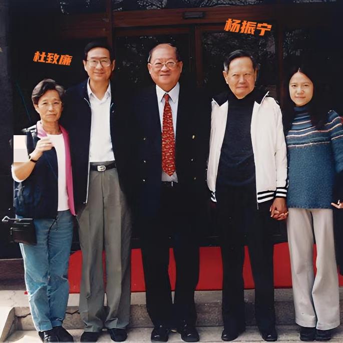 2006年，杜聿明的小女儿杜致廉，与姐夫杨振宁，一张温馨的合影，她也是杜致礼的亲