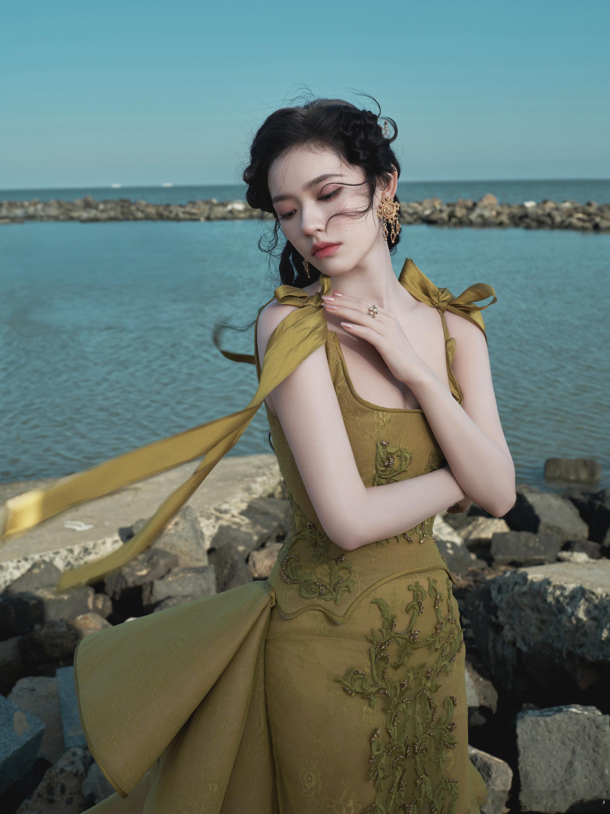 复古温柔的林允，好有故事感！