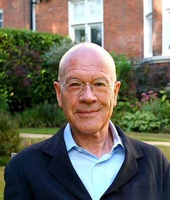 一个英国老头，一句话把这几年世界为什么乌烟瘴气，给说明白了。他说，根子就一个