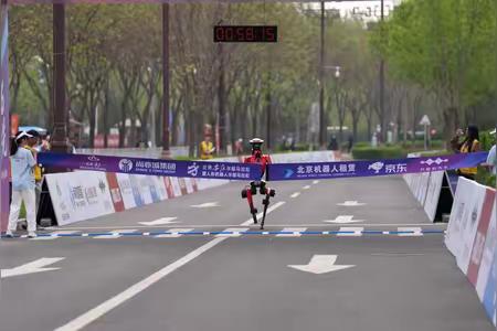 离谱！机器人半马跑赢人类，荣耀直接包场前六北京亦庄机器人马拉松上，荣耀机器人