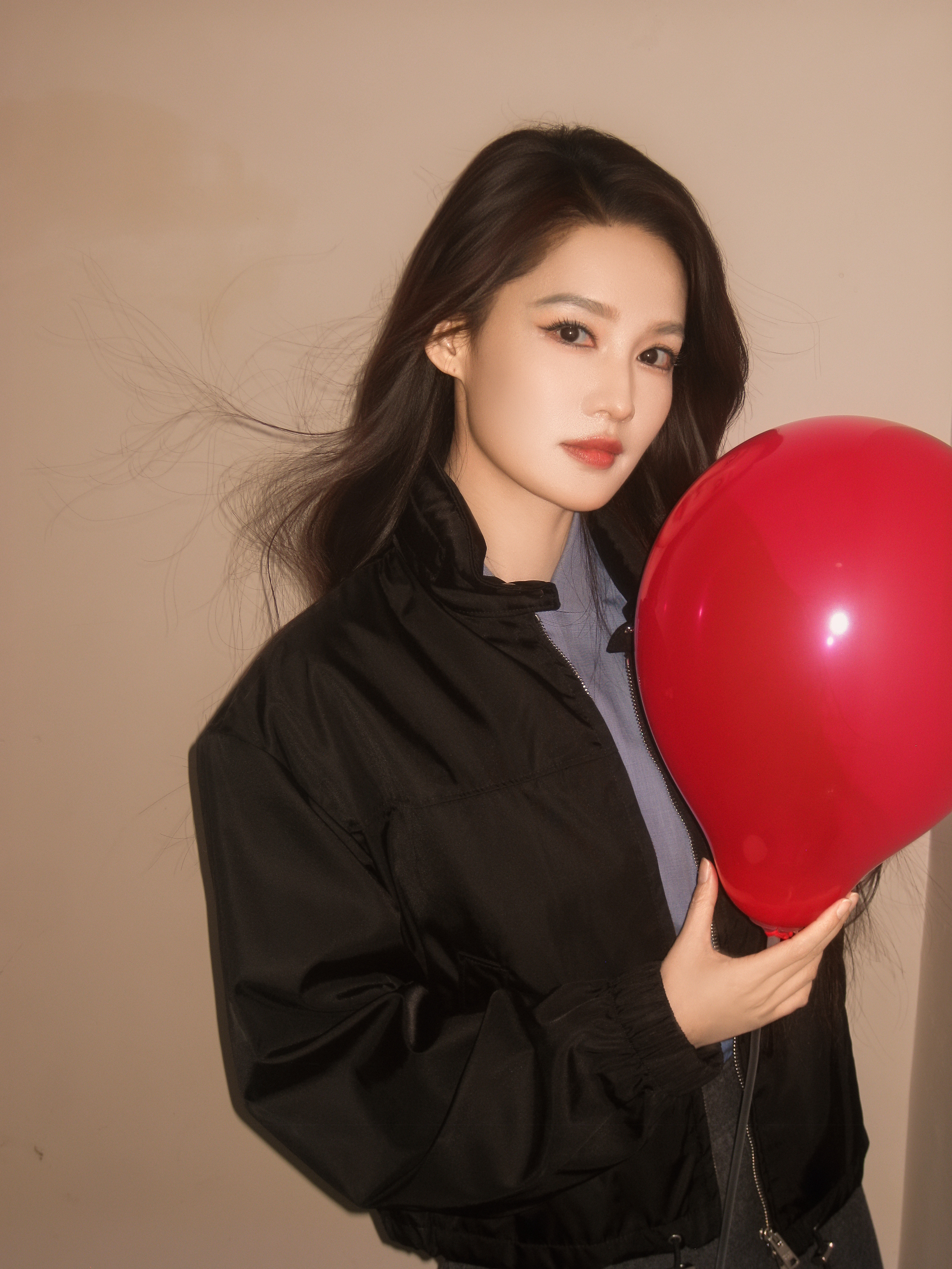 穿普拉达的李沁。李沁