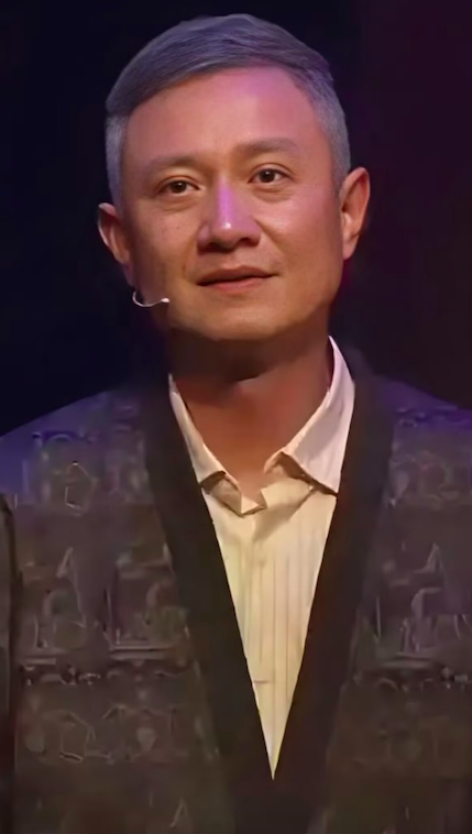 今年才42岁的文章看着头发都快掉没了，他老的有点太快了，上一个老这么快的人还是陈