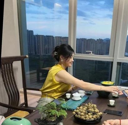 王哥妈妈对菲菲说：在我儿子娶媳妇之前，你必须离开我们家。菲菲心想：你儿子有我