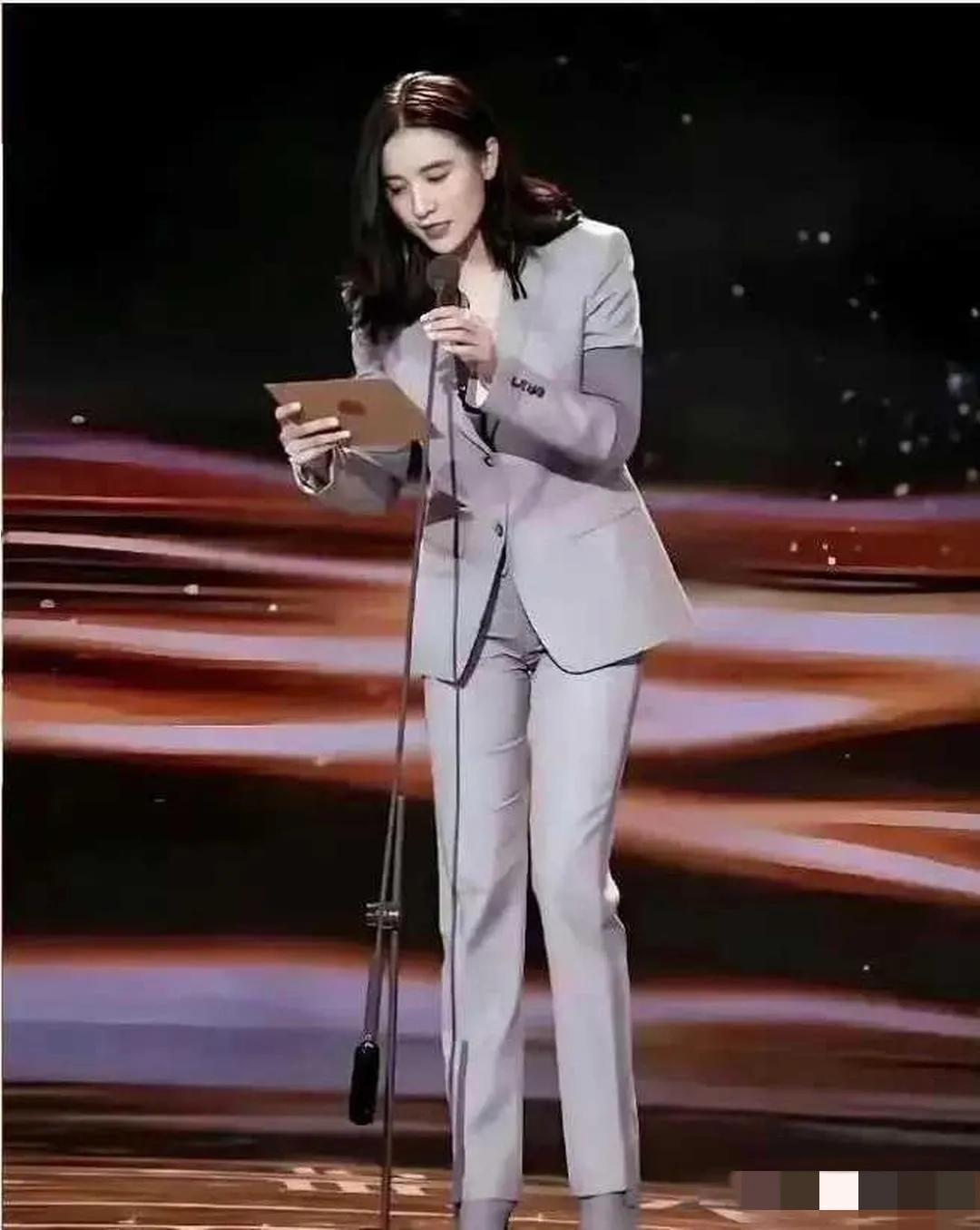 同样都是穿的西装，为什么演员宋佳的没人骂，而右边张蕾的却被骂不得体呢？这是为什么