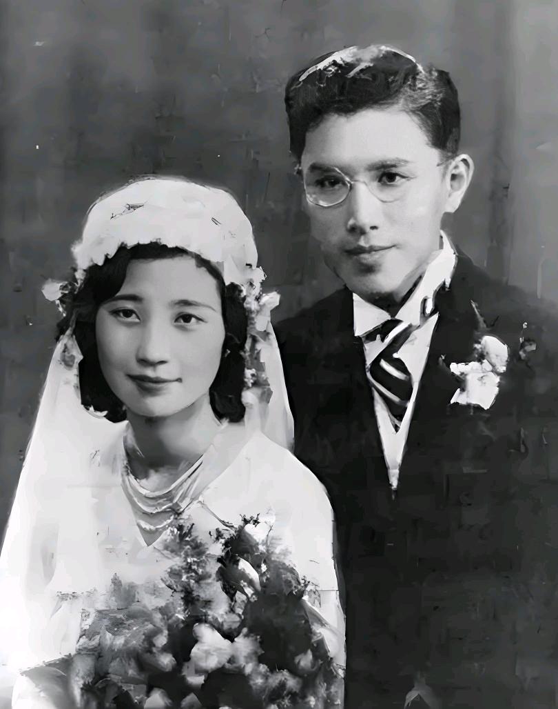 1929年，27岁清华教授周培源被催婚。朋友拿出一沓照片让他选女友。他漫不经心随