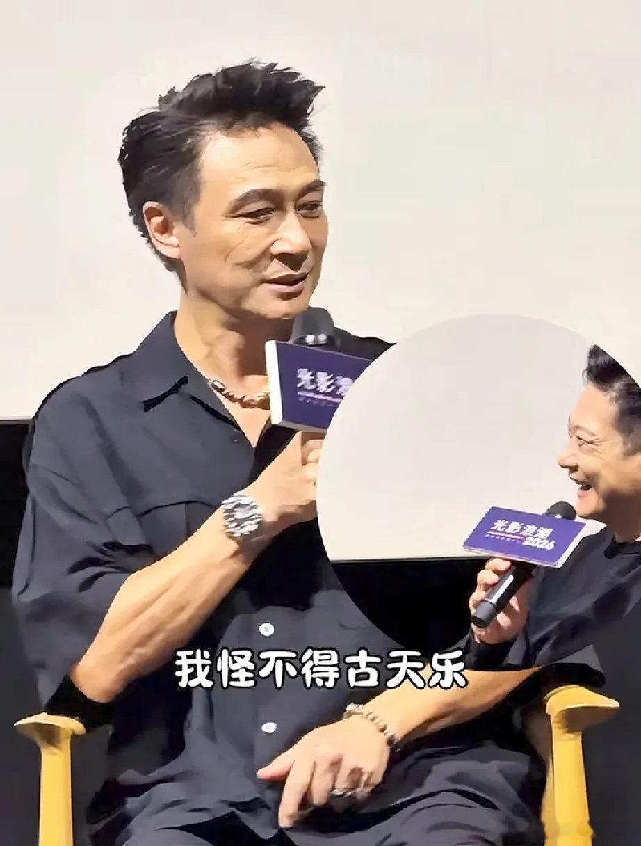 吴镇宇和钱嘉乐聊天这段太有意思！吴镇宇感慨，怪不得古天乐都去开演唱会了。钱嘉乐打趣，别人都去红馆唱歌