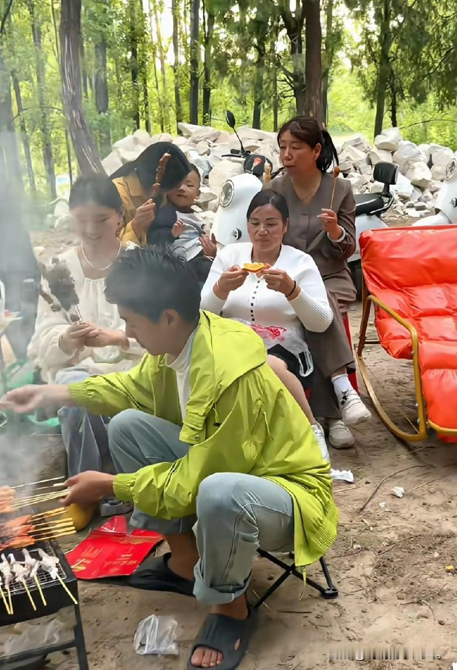 小故事！雨露婆家一人在野外烧烤，幸亏没有被她妈老壳子看到如果老壳