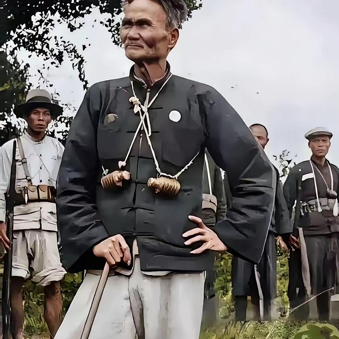 照片中的这位老人名叫胡祝南，在他70岁高龄的时候，面对日寇侵略他的家乡，毅然变卖