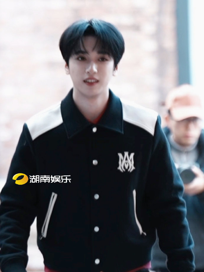 一套衣服两种风格的浩翔严浩翔走路拽感严浩翔走路拽感，一套衣服两种风格的浩翔，咱