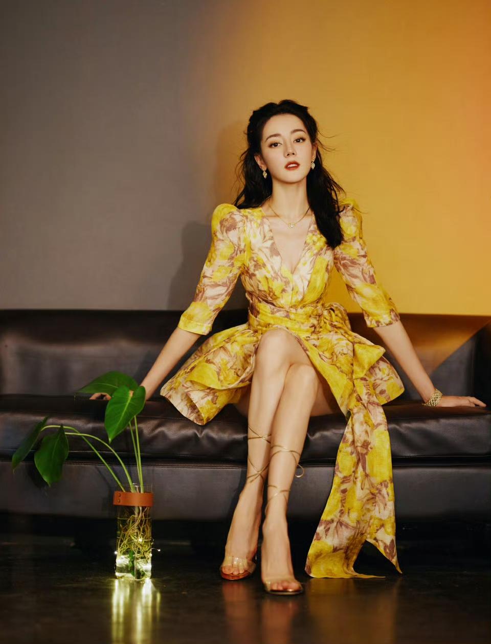 优雅黄裙，复古风情，绿植相伴，自然之美。迪丽热巴！！！！