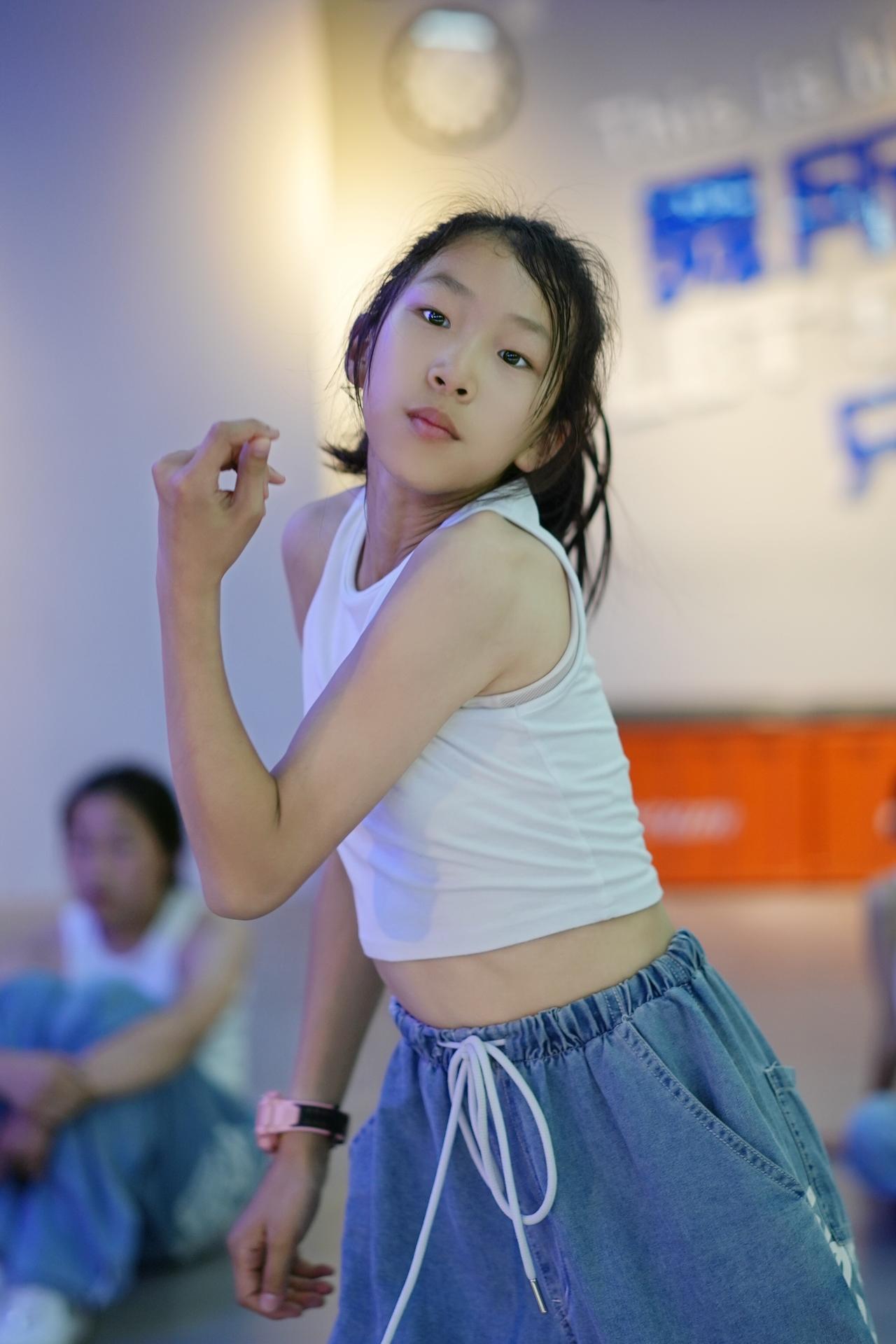 酷酷的小姐姐舞蹈课堂随拍牛仔裤穿搭随意拍