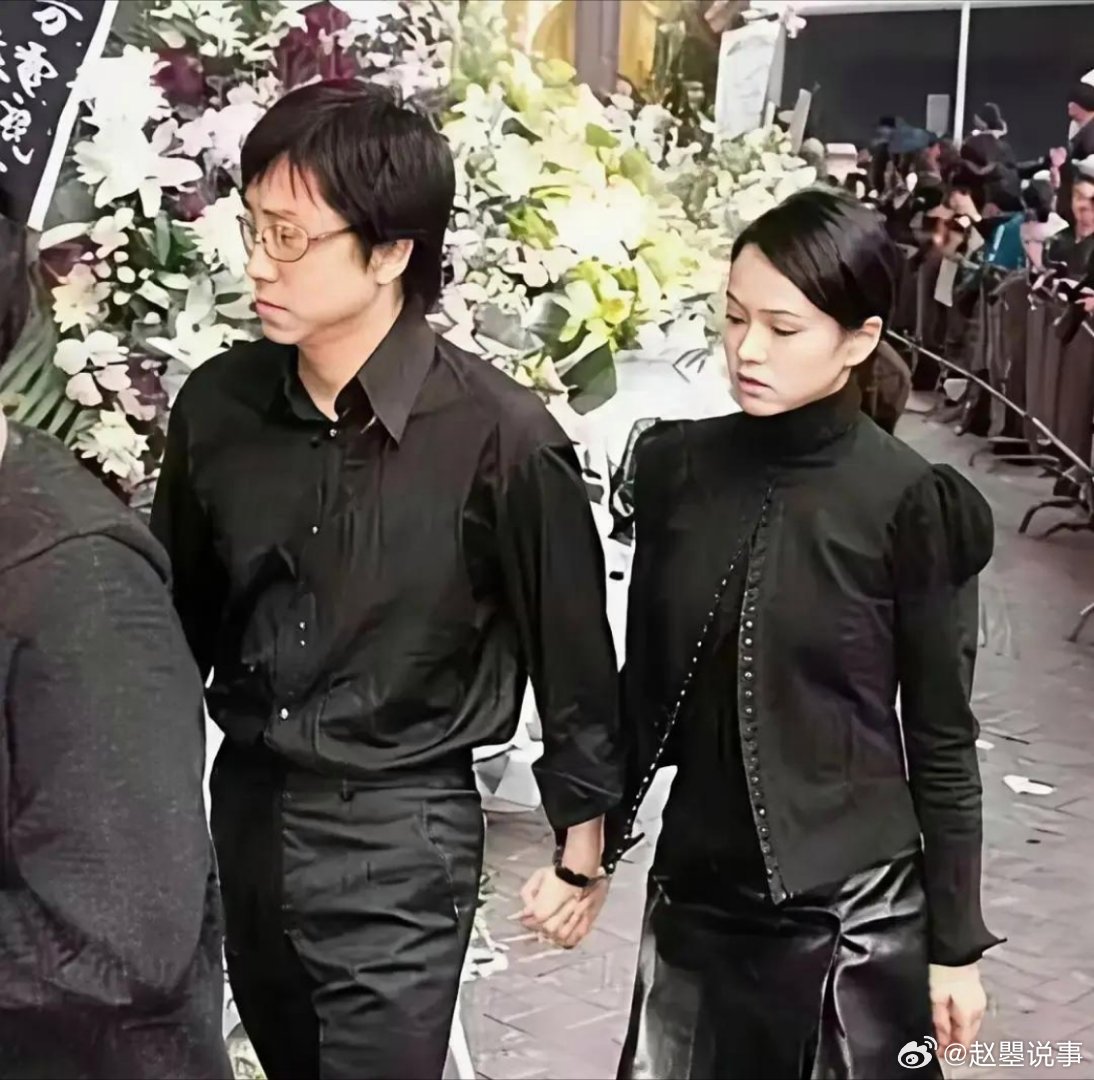 伊能静这张牵手照，是她整个青春里最奢侈的证据！出身名门的庾澄庆，家里规矩大得像宫