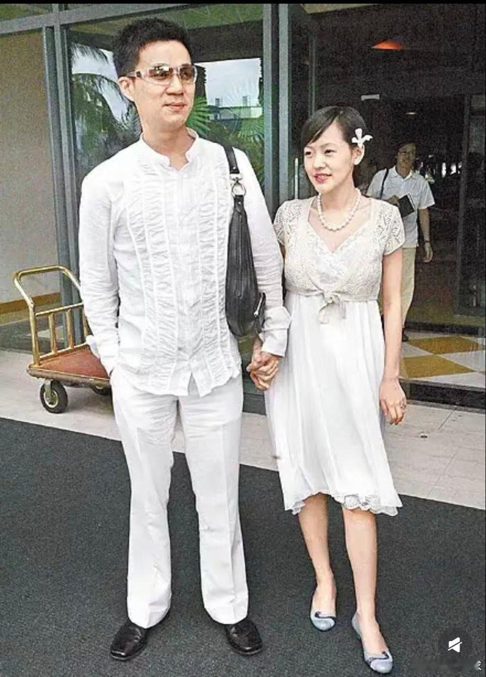 早年小S和老公许雅钧外出的样子许雅钧的身材不错，小S的穿搭好复古，两个人手牵手很恩爱，并不像传闻中有