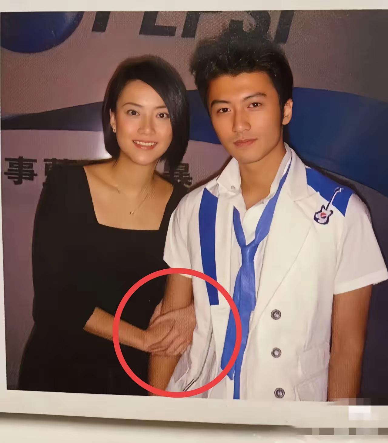 谢霆锋的经纪人霍纹希长得确实很美，虽然比谢大了8岁，竟然看不出年龄差，长得也很像