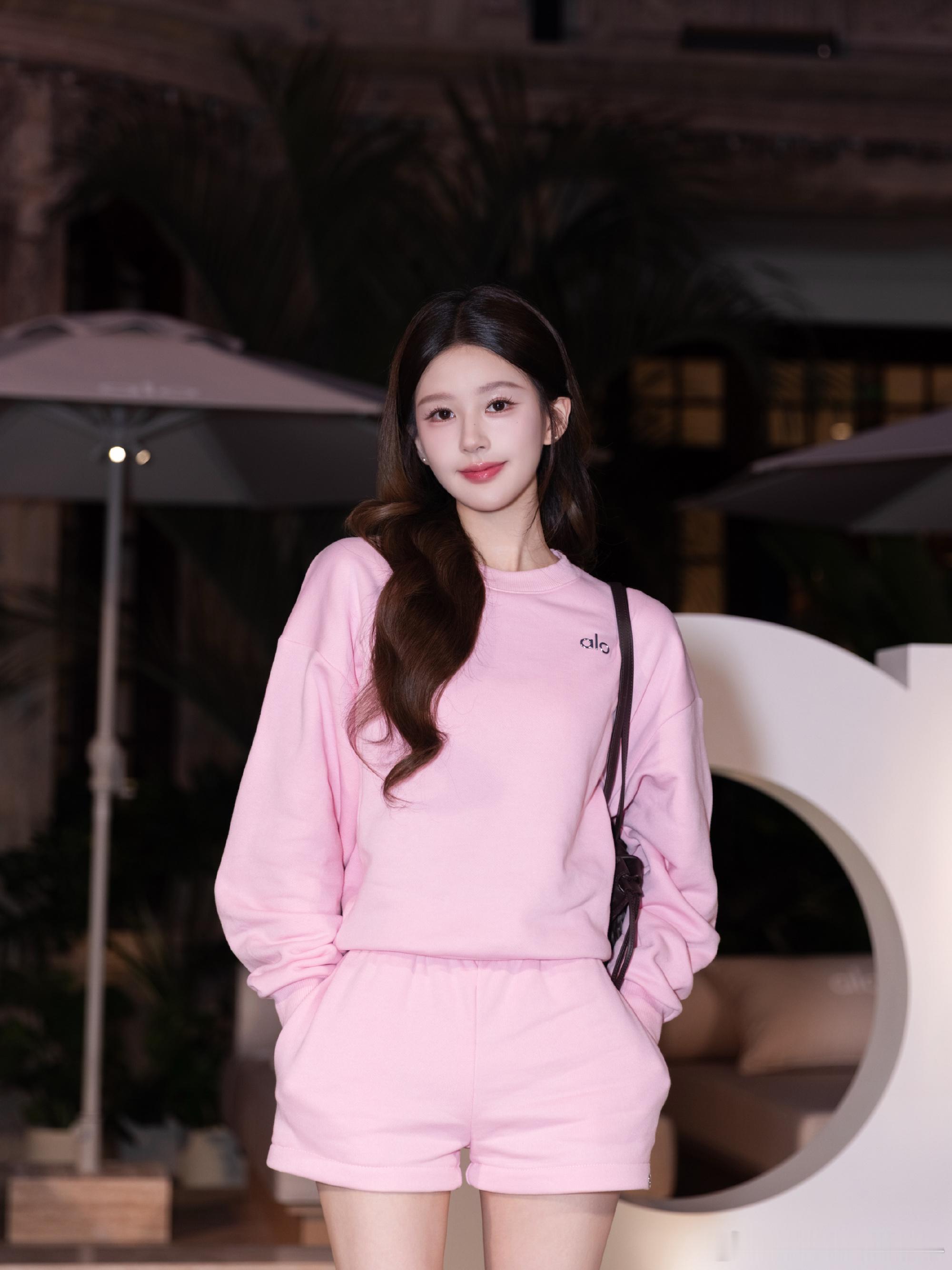 1.赵露思身上的总代言有26个，在女明星里算是前几个了。2.迪丽热巴粉丝见面会不