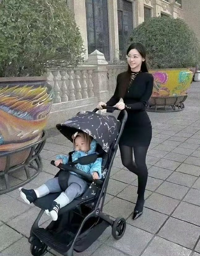 羡慕了！真奇怪！为啥她生完孩子后身材还能保持这么好？