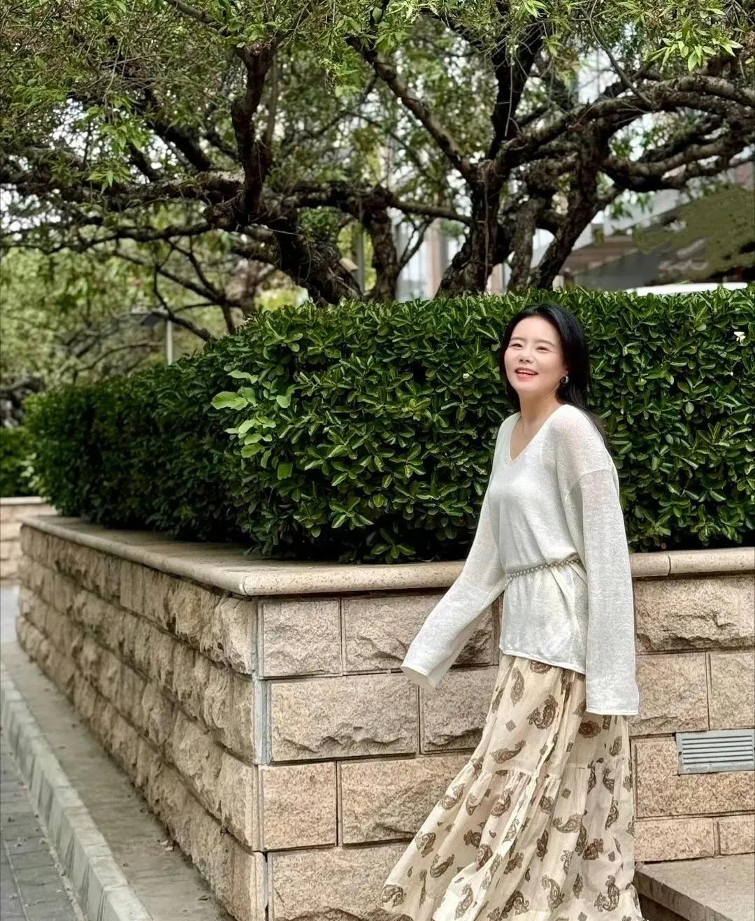 天啦，离婚后的龚琳娜大变样………不仔细看真不知道是她。龚琳娜说：“妈妈一直喜欢
