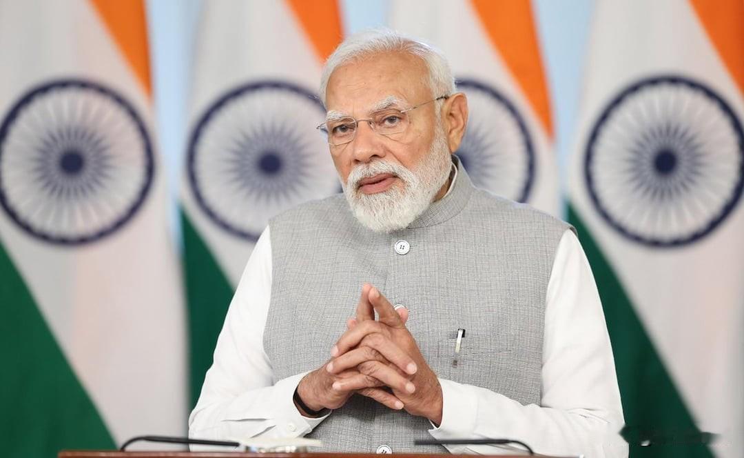 今天凌晨：两艘悬挂印度国旗的油轮在霍木兹海峡遭到伊朗海上卫队的炮击后，新德里立即