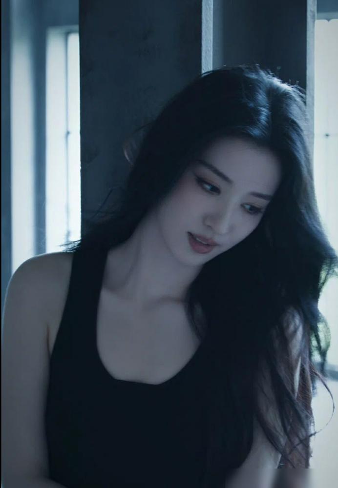 王楚然仅靠一张冷脸，就让巴黎时装周其他95花全部“失声”了！从机场抓拍到D